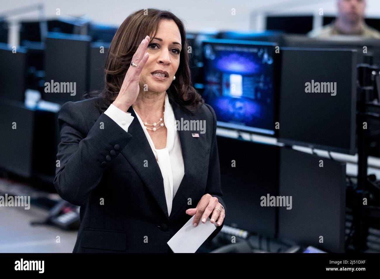 Il Vice Presidente degli Stati Uniti Kamala Harris interagisce con gli ufficiali militari degli Stati Uniti nel Command Space Operation Center presso la base della forza spaziale Vandenberg a Lompoc, California, USA, 18 aprile 2022.Credit: Etienne Laurent/Pool tramite CNP /MediaPunch Foto Stock