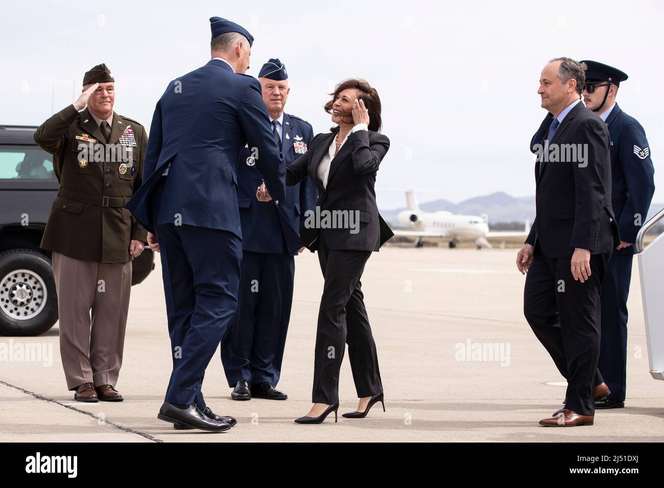 Il Vice Presidente degli Stati Uniti Kamala Harris (C) e il secondo gentiluomo Doug Emhoff (R) sono accolti dagli ufficiali militari degli Stati Uniti mentre atterrano per visitare la base della forza spaziale Vandenberg a Lompoc, California, USA, 18 Aprile 2022.Credit: Etienne Laurent/Pool via CNP /MediaPunch Foto Stock