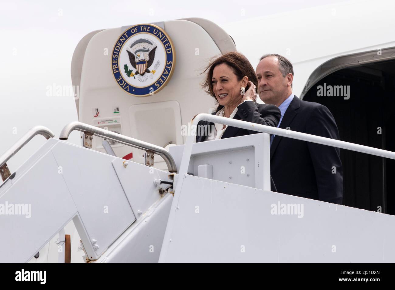 Il Vice Presidente degli Stati Uniti Kamala Harris (L) e il secondo gentleman Doug Emhoff (R) visitano la base militare spaziale Vandenberg a Lompoc, California, USA, 18 Aprile 2022.Credit: Etienne Laurent/Pool via CNP /MediaPunch Foto Stock