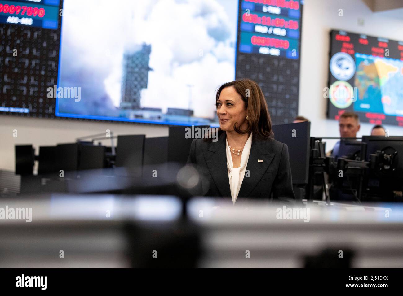 Il Vice Presidente degli Stati Uniti Kamala Harris interagisce con gli ufficiali militari degli Stati Uniti nel Command Space Operation Center presso la base della forza spaziale Vandenberg a Lompoc, California, USA, 18 aprile 2022.Credit: Etienne Laurent/Pool tramite CNP /MediaPunch Foto Stock