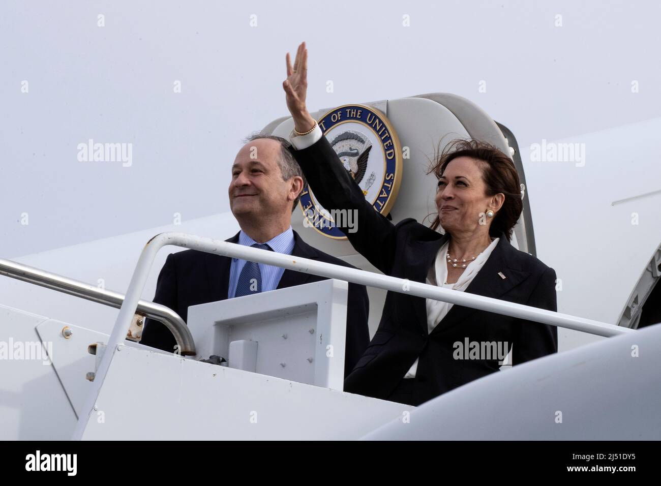 Il Vice Presidente degli Stati Uniti Kamala Harris (L) e il secondo gentleman Douglas Emhoff WAVE Arrivederci come partono dopo una visita della base militare spaziale Vandenberg a Lompoc, California, USA, 18 aprile 2022.Credit: Etienne Laurent/Pool via CNP /MediaPunch Foto Stock