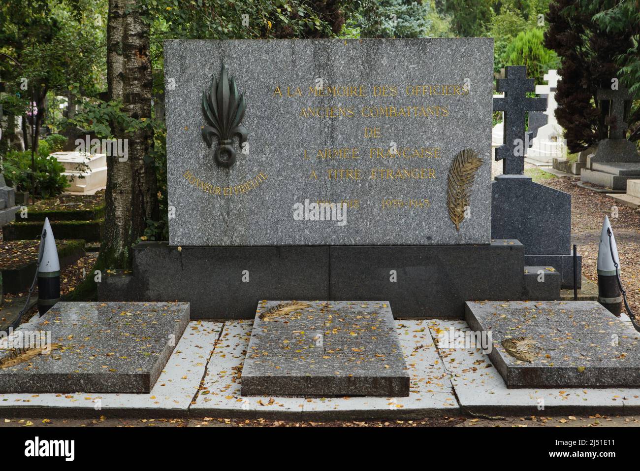 Tombe di ufficiali russi servivano nell'esercito francese al cimitero russo di Sainte-Geneviève-des-Bois (Cimetière russe de Sainte-Geneviève-des-Bois) nei pressi di Parigi, Francia. Il generale francese russo-nato e il diplomatico Zinovy Peshkov (Zinovi Pechkoff) è sepolto qui tra gli altri. Foto Stock