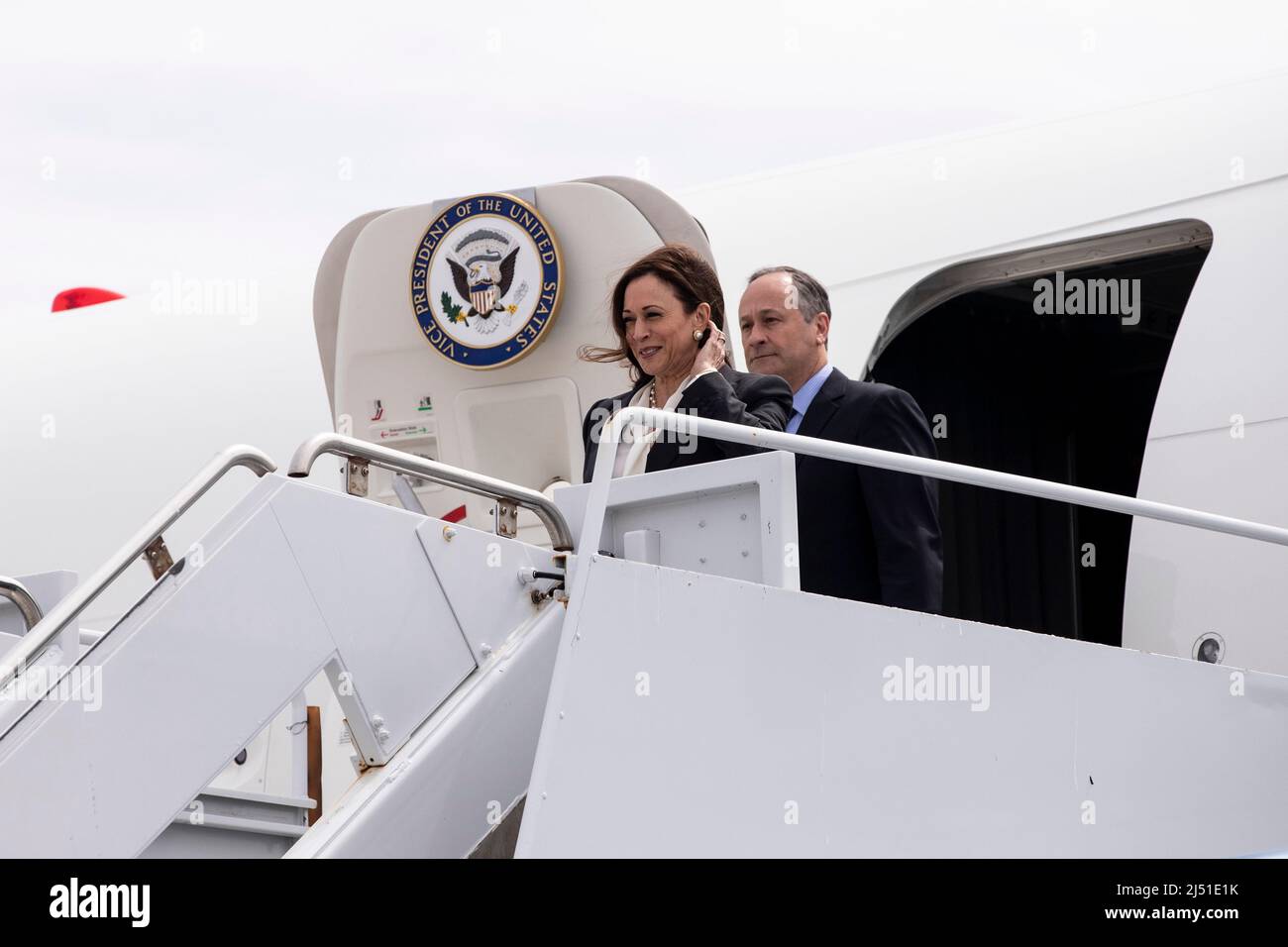 Il Vice Presidente degli Stati Uniti Kamala Harris (L) e il secondo gentleman Doug Emhoff (R) visitano la base militare spaziale Vandenberg a Lompoc, California, USA, 18 Aprile 2022.Credit: Etienne Laurent/Pool via CNP /MediaPunch Foto Stock