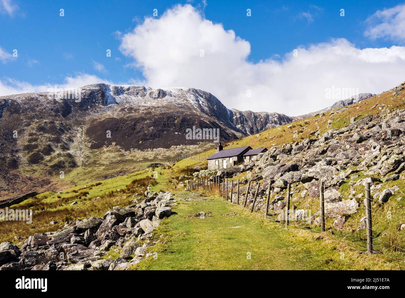 Pista e vecchio cottage in CWM Eigiau con Pen yr Helgi Du montagna nel Carneddau oltre la valle nel Parco Nazionale Snowdonia. Conwy, Galles settentrionale, U. Foto Stock