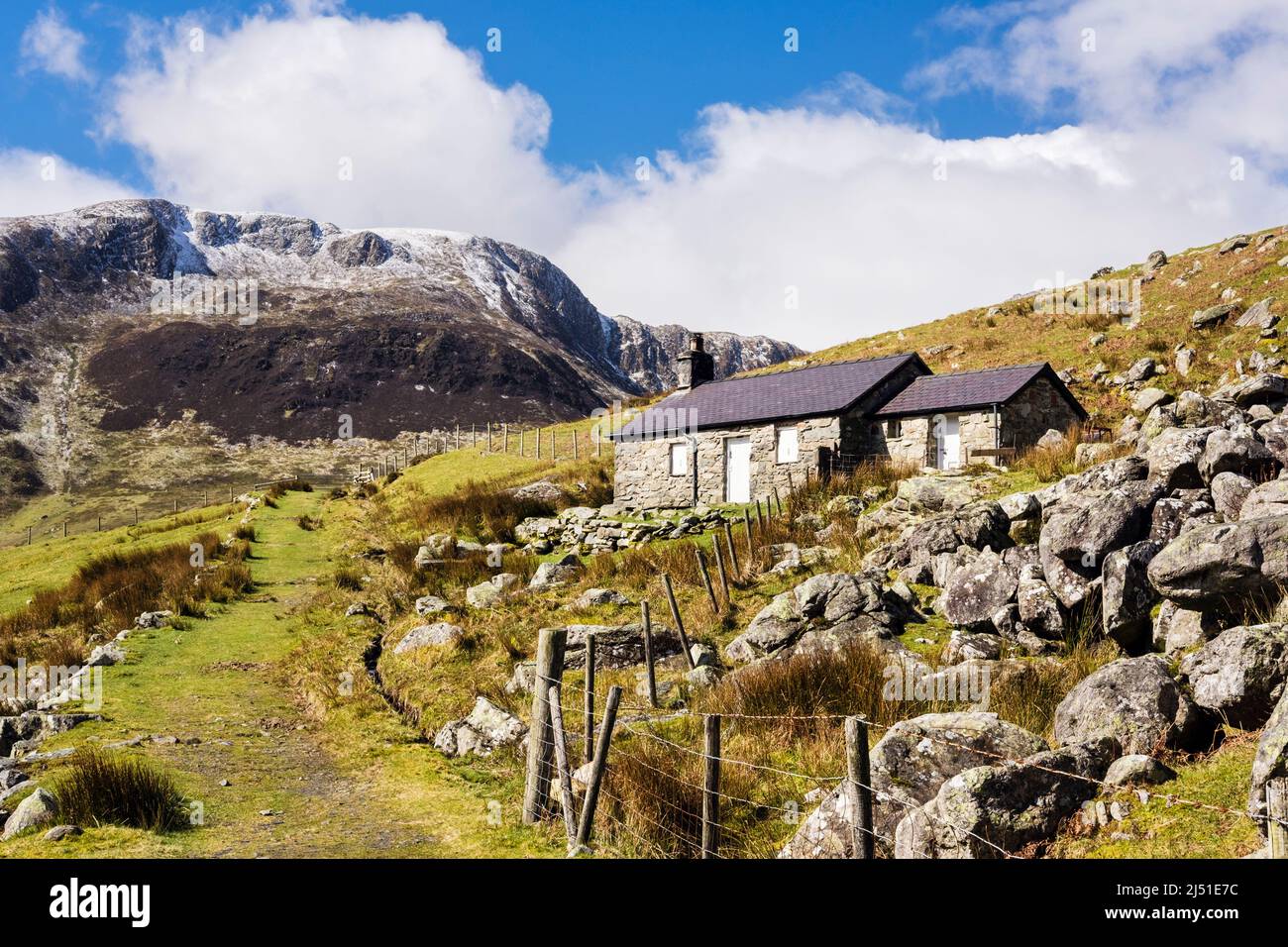 Pista e remoto vecchio cottage in CWM Eigiau con Pen yr Helgi Du montagna in Carneddau oltre valle nel Parco Nazionale Snowdonia. Conwy North Wales Regno Unito Foto Stock