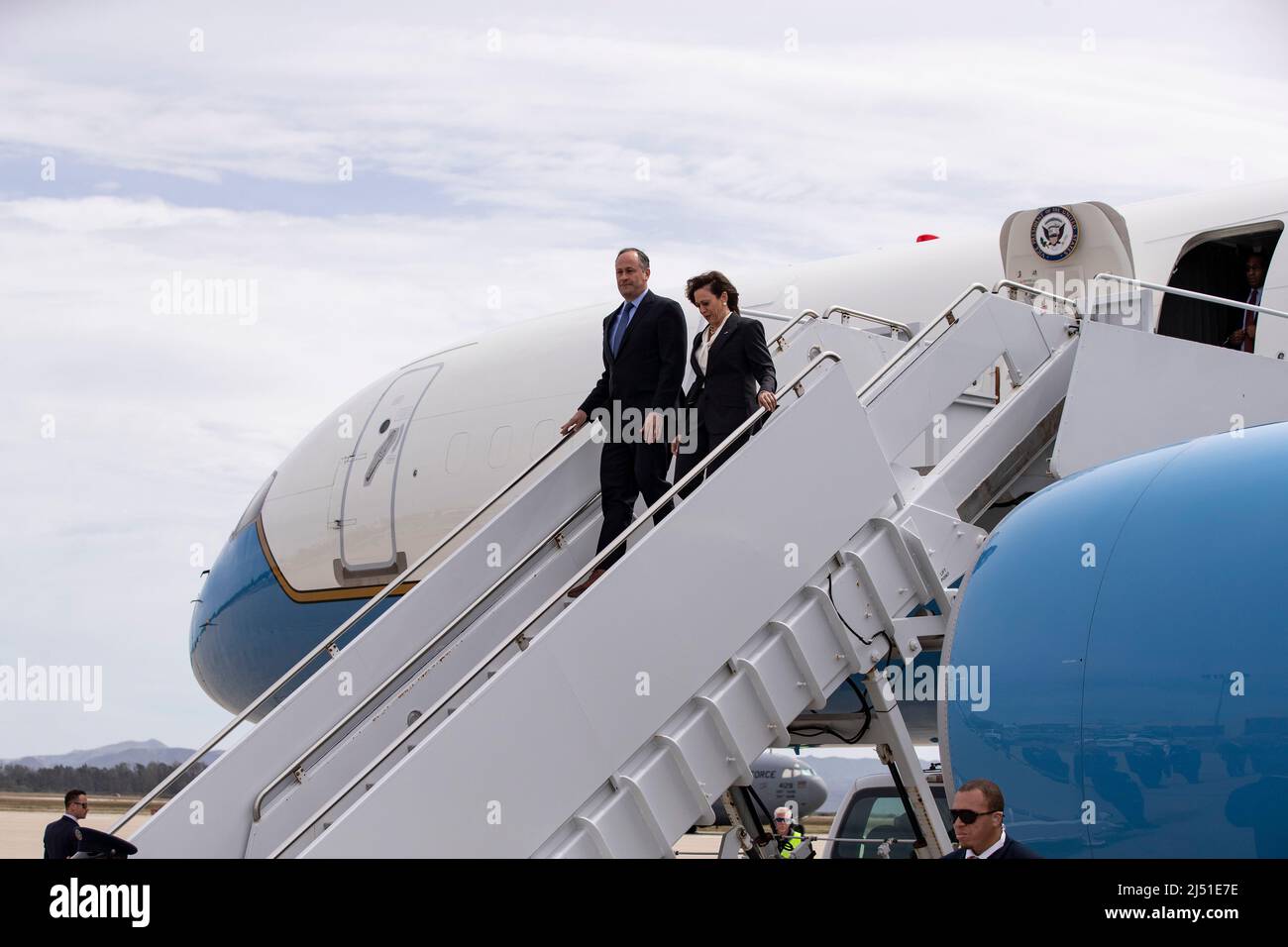 Il Vice Presidente degli Stati Uniti Kamala Harris (L) e il secondo gentleman Doug Emhoff (R) visitano la base militare spaziale Vandenberg a Lompoc, California, USA, 18 Aprile 2022.Credit: Etienne Laurent/Pool via CNP /MediaPunch Foto Stock