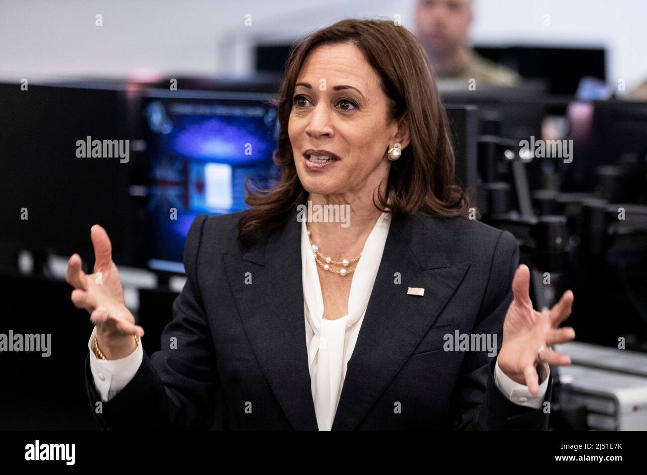 Il Vice Presidente degli Stati Uniti Kamala Harris interagisce con gli ufficiali militari degli Stati Uniti nel Command Space Operation Center presso la base della forza spaziale Vandenberg a Lompoc, California, USA, 18 aprile 2022.Credit: Etienne Laurent/Pool tramite CNP /MediaPunch Foto Stock