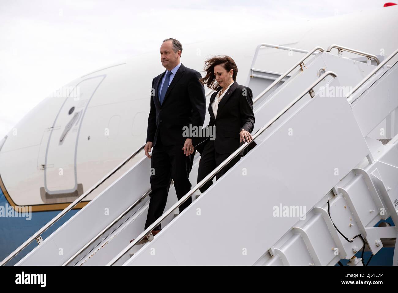 Il Vice Presidente degli Stati Uniti Kamala Harris (L) e il secondo gentleman Doug Emhoff (R) visitano la base militare spaziale Vandenberg a Lompoc, California, USA, 18 Aprile 2022.Credit: Etienne Laurent/Pool via CNP /MediaPunch Foto Stock