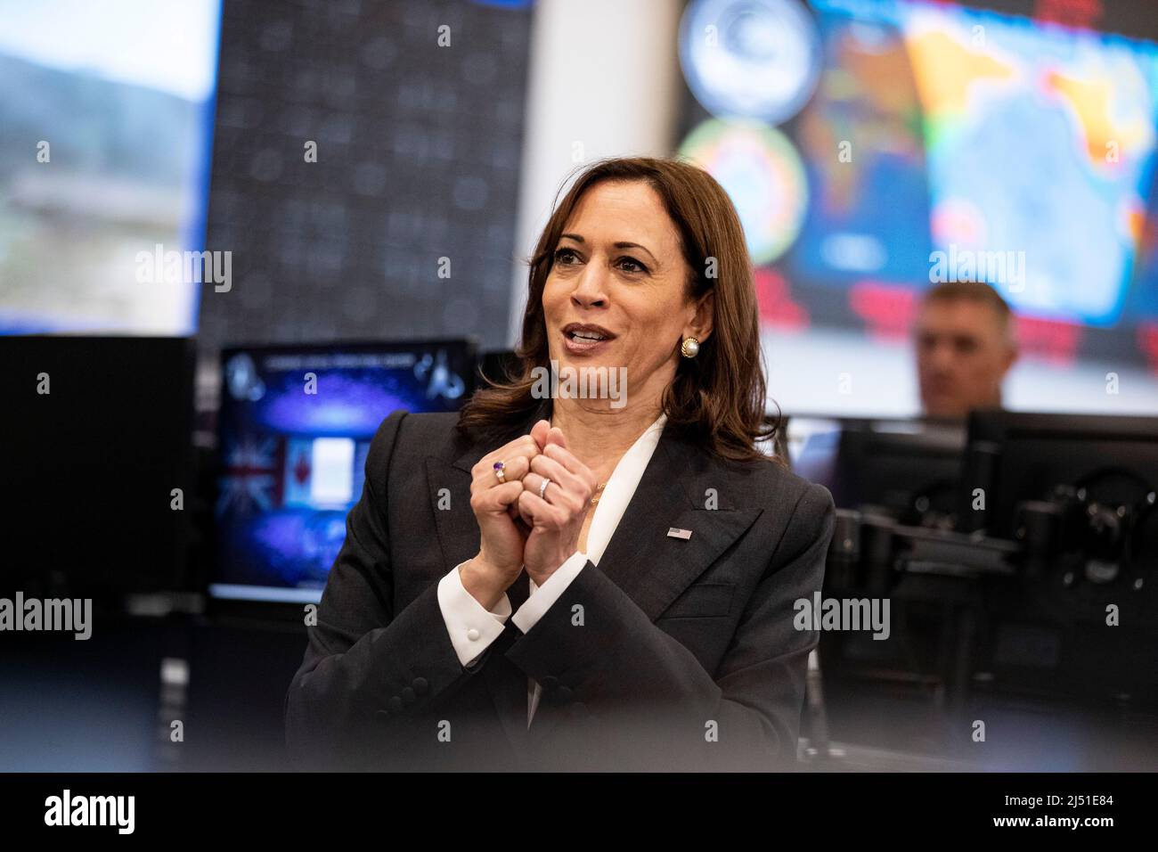 Il Vice Presidente degli Stati Uniti Kamala Harris interagisce con gli ufficiali militari degli Stati Uniti nel Command Space Operation Center presso la base della forza spaziale Vandenberg a Lompoc, California, USA, 18 aprile 2022.Credit: Etienne Laurent/Pool tramite CNP /MediaPunch Foto Stock