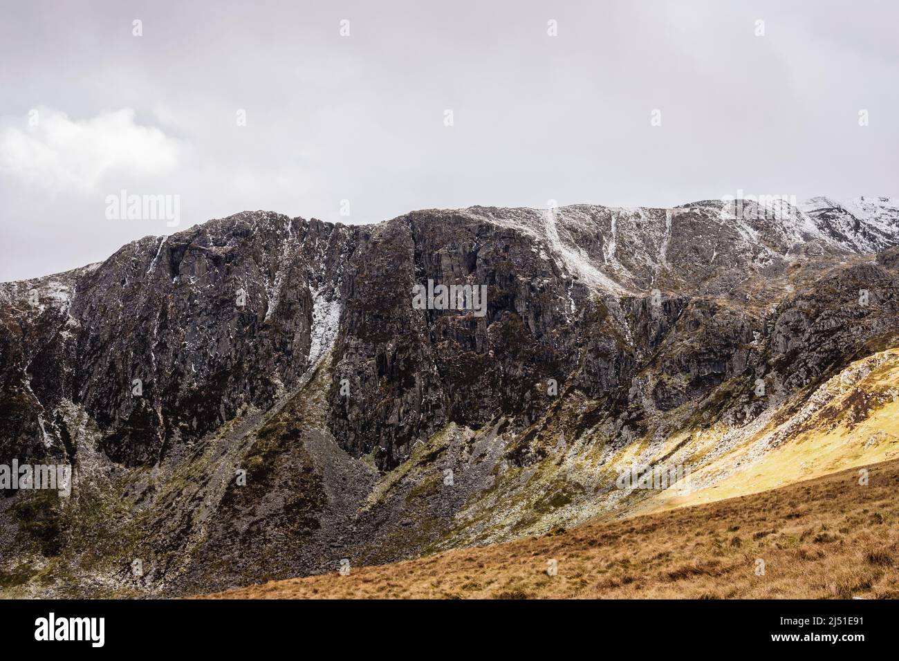 Craig yr Ysfa rockface sulla montagna di Carnedd Llewelyn nelle montagne di Carneddau vista dall'alto CWM Eigiau nel Parco Nazionale di Snowdonia. Conwy, Galles, Regno Unito Foto Stock