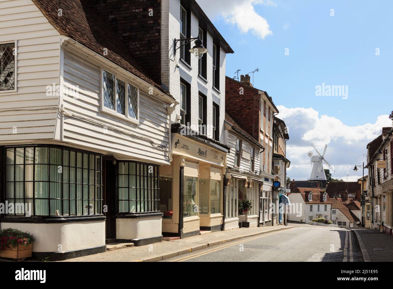 Scena di strada con tipici vecchi edifici Kentish e vista a Union mulino a vento nel villaggio di Wealden. Stone Street, Cranbrook, Kent, Inghilterra, Regno Unito, Regno Unito Foto Stock