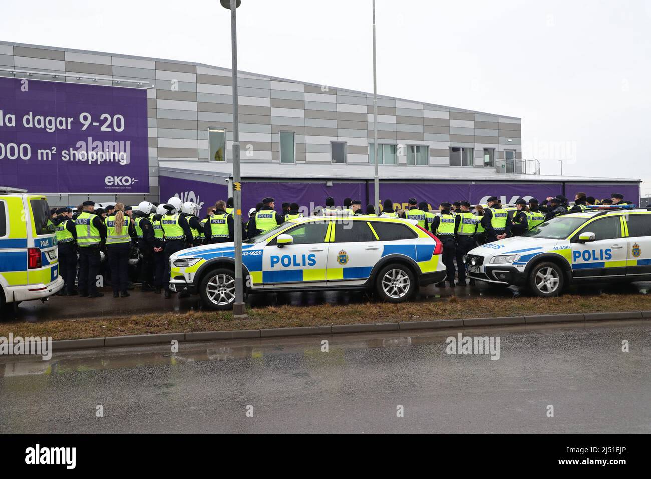 Tre poliziotti sono stati portati in ospedale e due persone sono state arrestate a seguito di una violenta sommossa nel distretto di Linköping Skäggetorp, dove l'estremista di destra Stram kurs (in inglese: Corso Stram) aveva pianificato una manifestazione. L'immagine mostra il punto d'incontro della polizia ad una certa distanza dall'area. Foto Stock