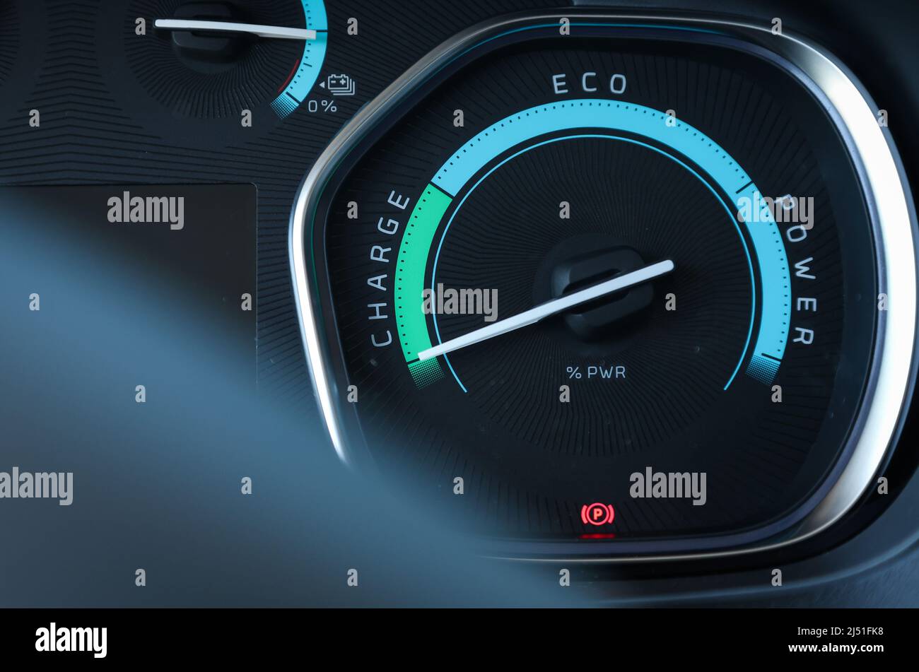 Borgholzhausen, Germania. 19th Apr 2022. Uno strumento nel pozzetto di un e-vehicle mostra lo stato di carica della batteria al servizio di condivisione dell'e-car presso la stazione di Borgholzhausen. Il Ministro dei trasporti della Renania settentrionale-Vestfalia visita progetti di mobilità nella Vestfalia orientale-Lippe. Credit: Friso Gentsch/dpa/Alamy Live News Foto Stock