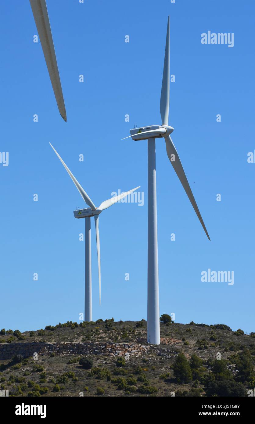 Massicce torri di turbine eoliche in un'area montagnosa della regione di Valencia, nella Spagna orientale Foto Stock