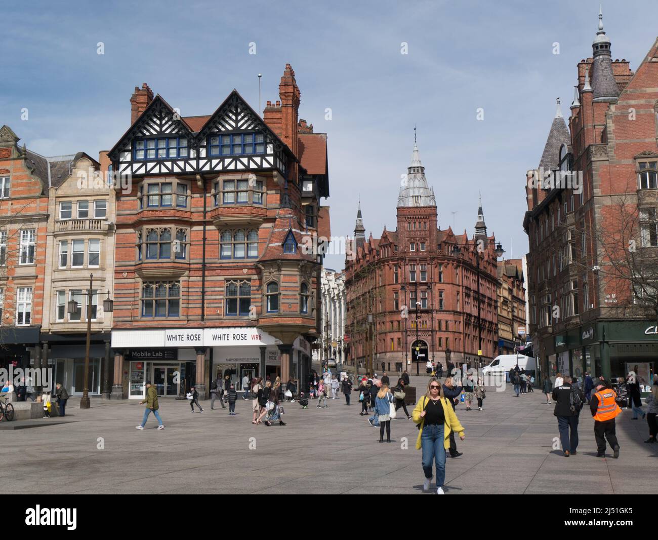 Guardando verso Queen Street e King Street dalla trafficata Old Market Square Nottingham City Centre England UK Foto Stock