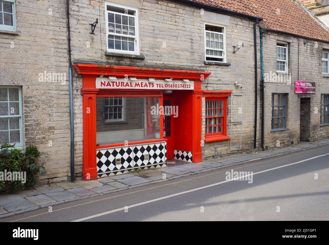 Chiuso il macellaio nella piccola cittadina di Somerton in Somerset Foto Stock