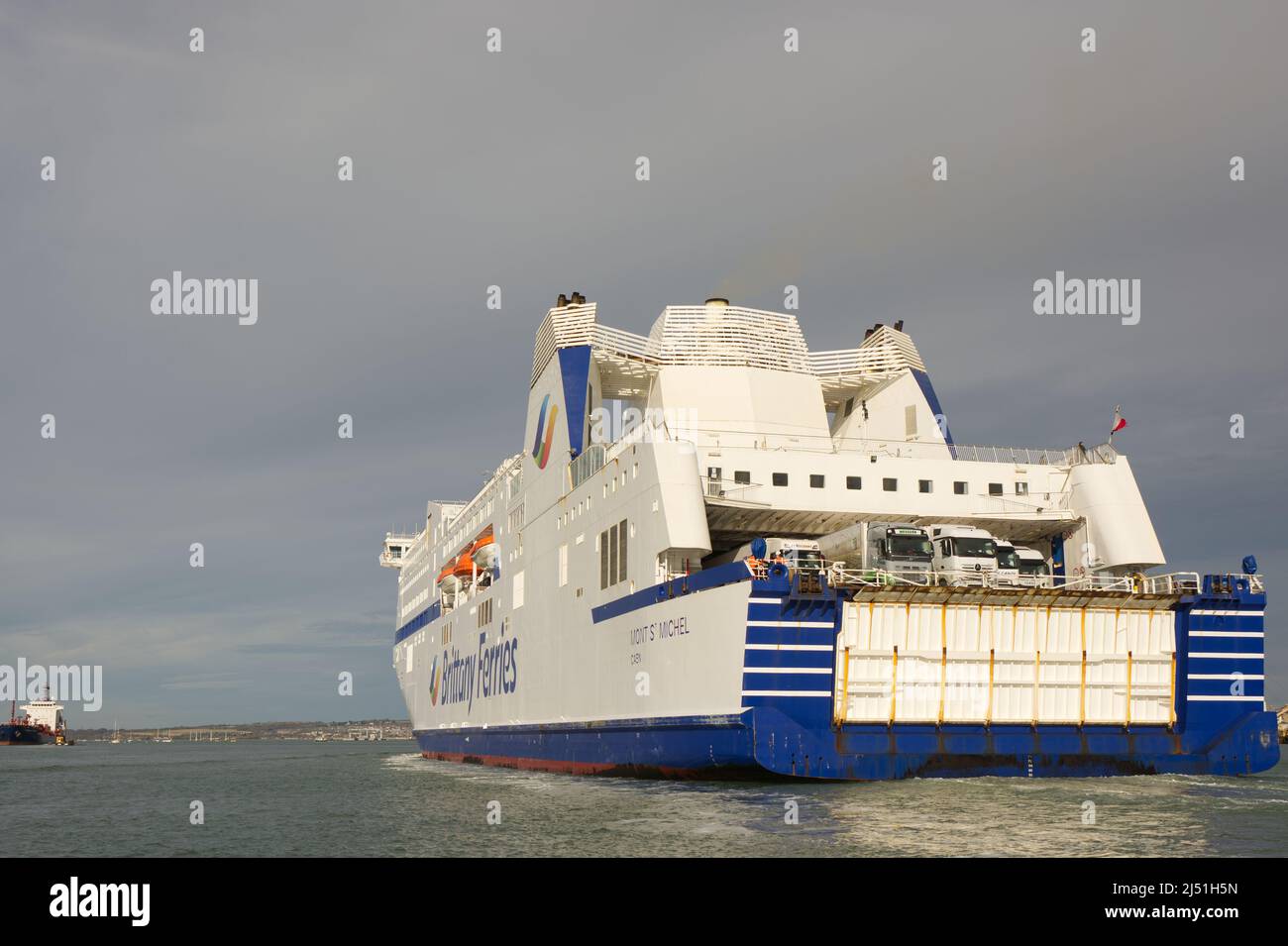 Brittany Ferries traghetto auto 'Mont St. Michel' che si avvicina al porto di Portsmouth, Hampshire, Inghilterra. Vista dalla barca sull'acqua. Foto Stock