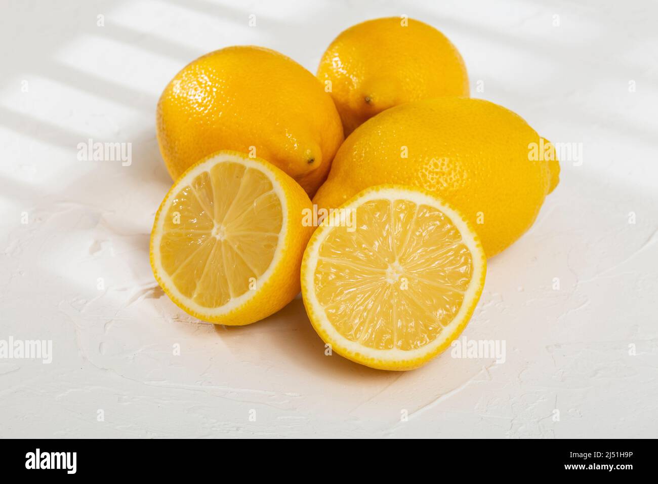 Frutta matura e fresca, limone giallo - Citrus meyeri Foto Stock