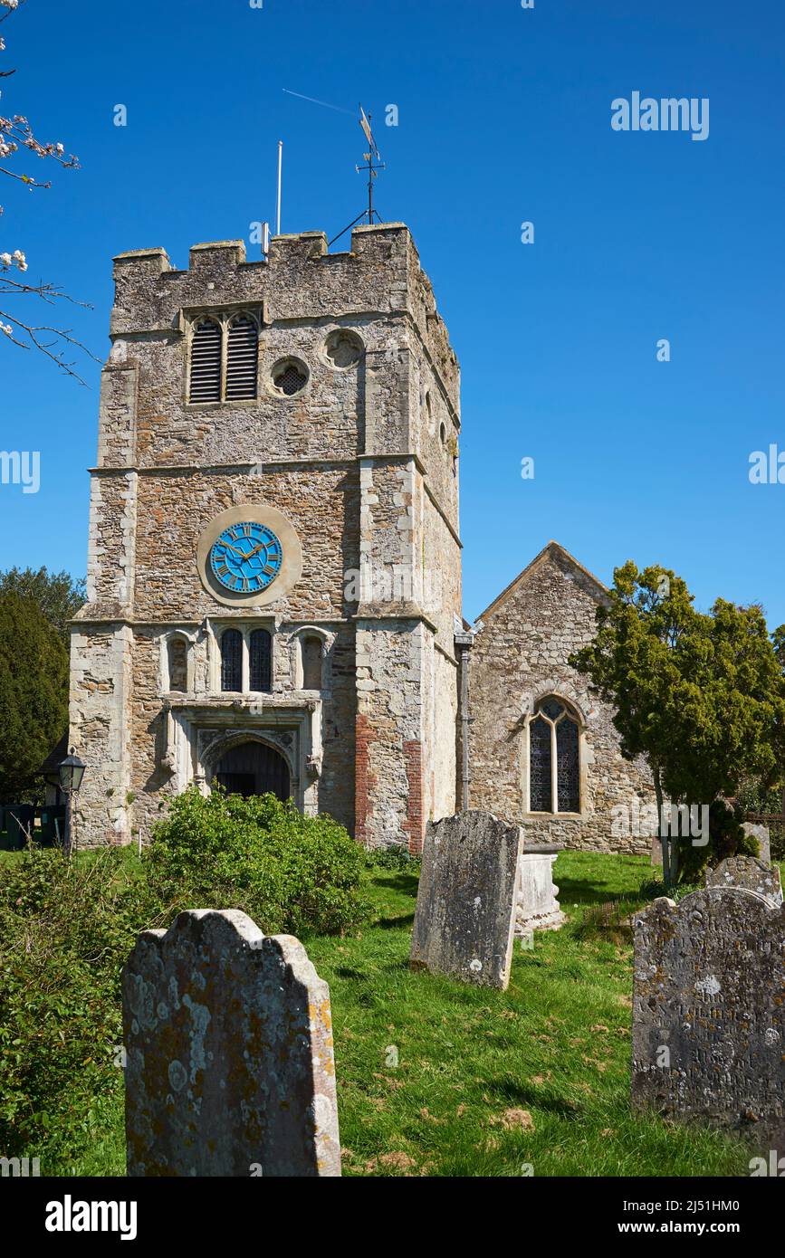 La storica chiesa medievale di San Pietro e San Paolo, nel villaggio Kent di Appledore, nel sud-est dell'Inghilterra Foto Stock