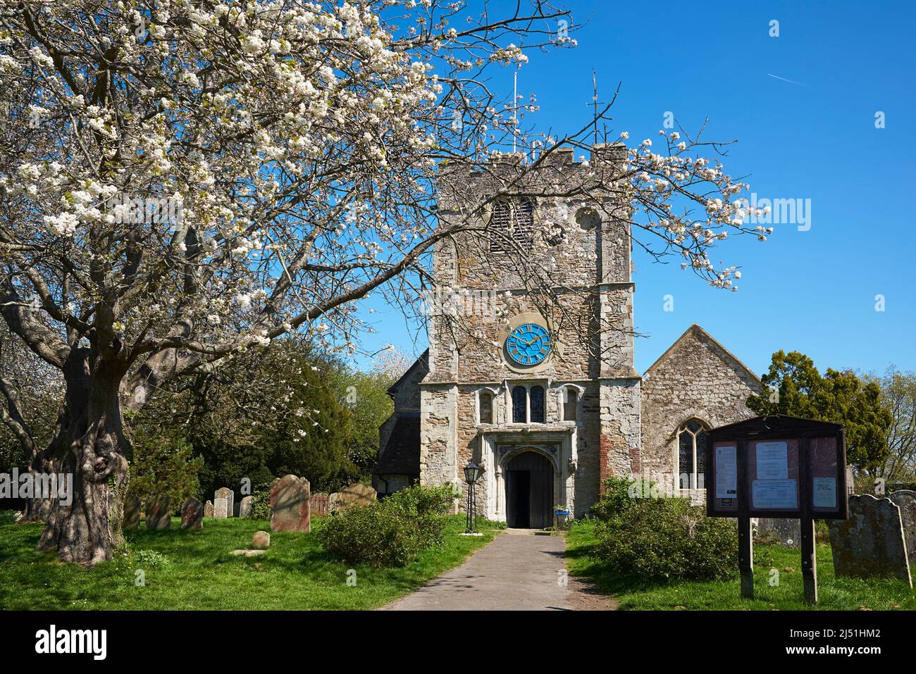 La storica chiesa del 13th secolo di San Pietro e San Paolo ad Appledore, Kent, nell'Inghilterra sudorientale Foto Stock