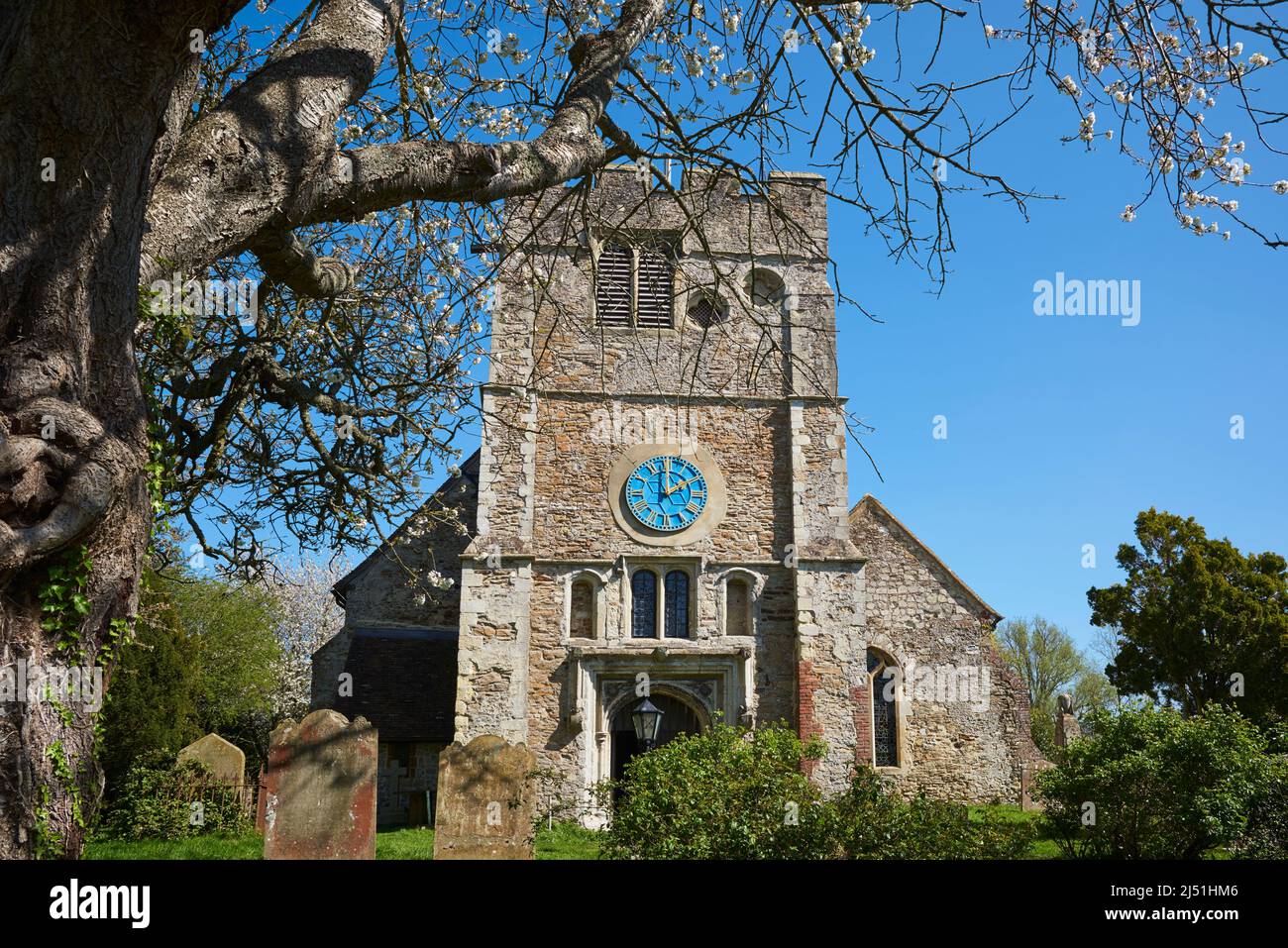 La torre della chiesa di San Pietro e San Paolo nel Kent Village di Appledore, nel sud-est dell'Inghilterra Foto Stock