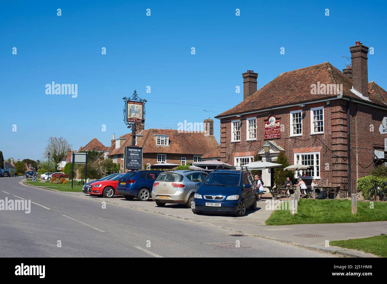 La strada principale al villaggio di Appledore, Kent, Inghilterra sudorientale Foto Stock
