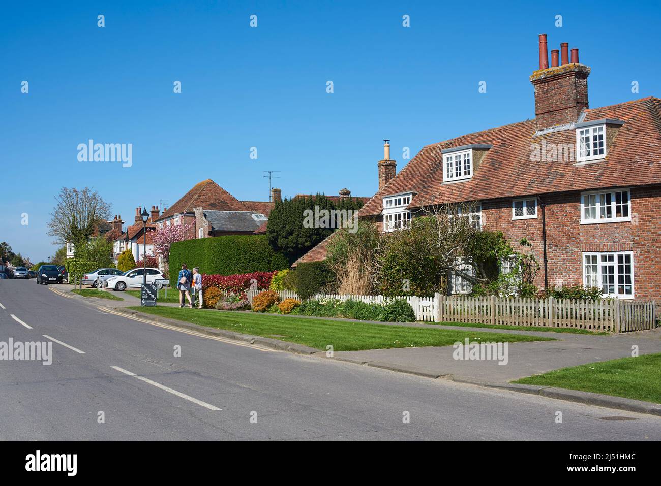 Vecchie case lungo la strada principale di Appledore, Kent, South East England, in primavera Foto Stock
