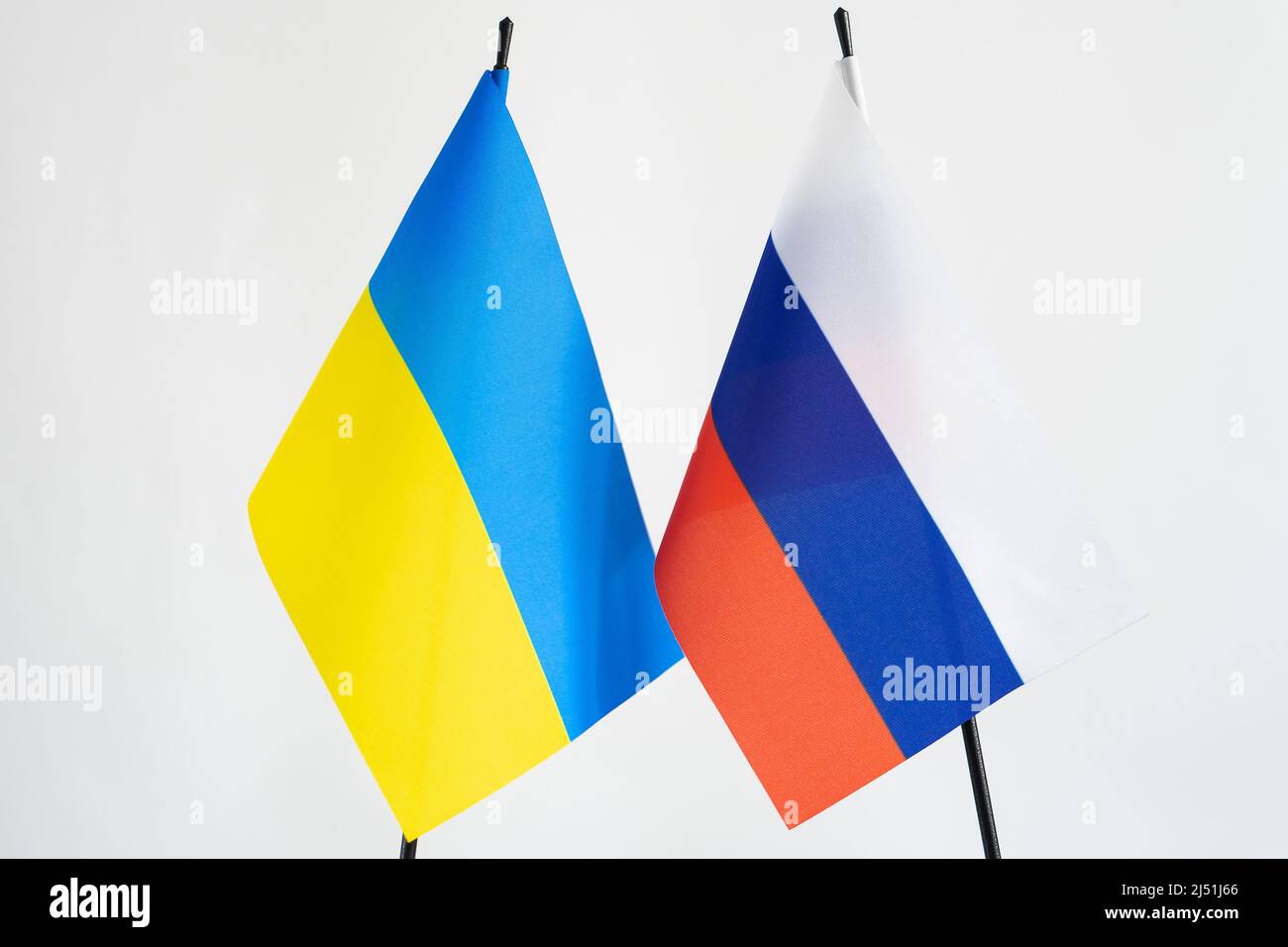 Bandiera di Stato di Russia e Ucraina su sfondo bianco. Concetto di conflitto di guerra ucraino russo Foto Stock