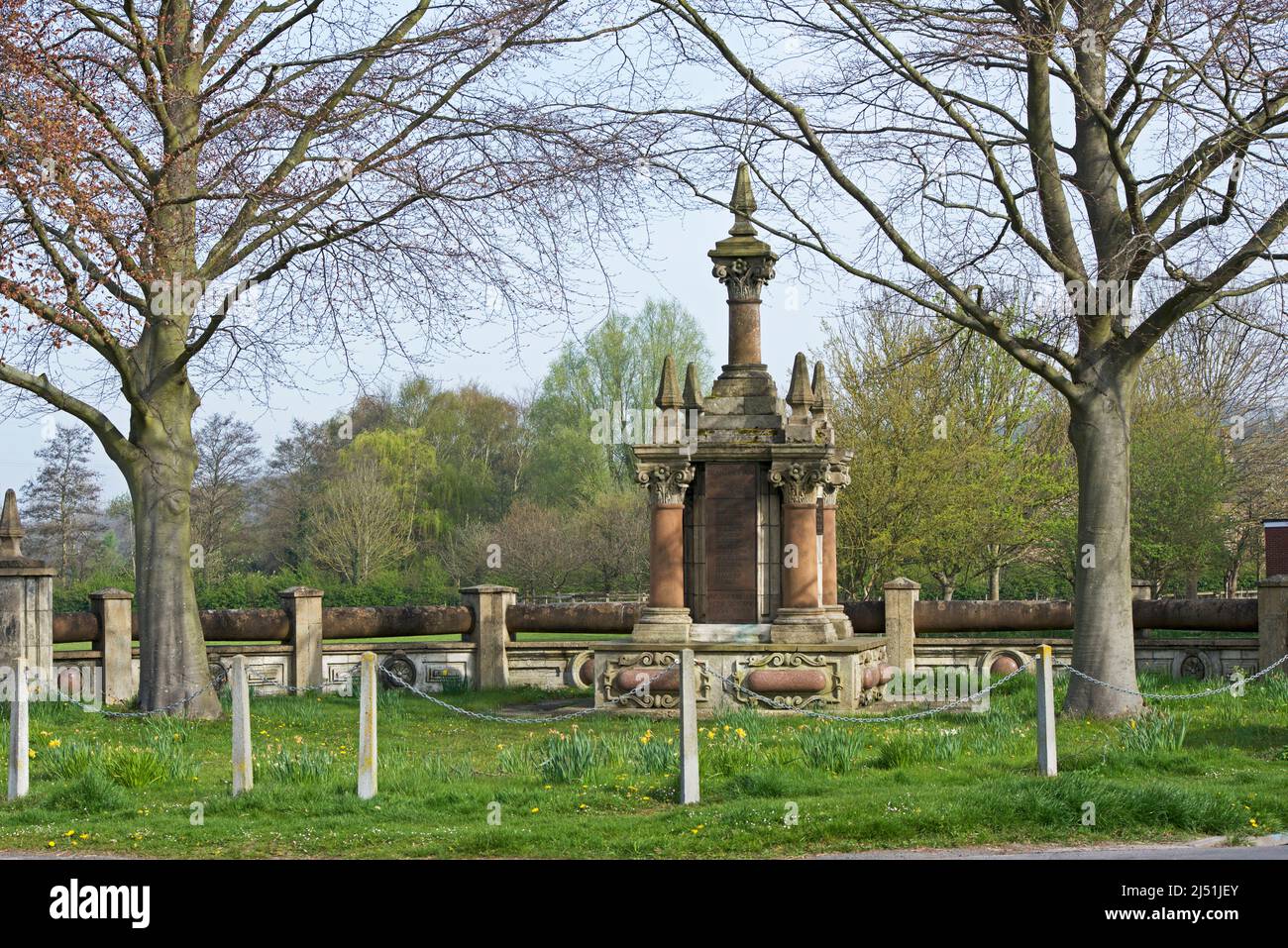 Il monumento commemorativo di guerra nel villaggio di Brantingham, Yorkshire orientale, Inghilterra Regno Unito Foto Stock