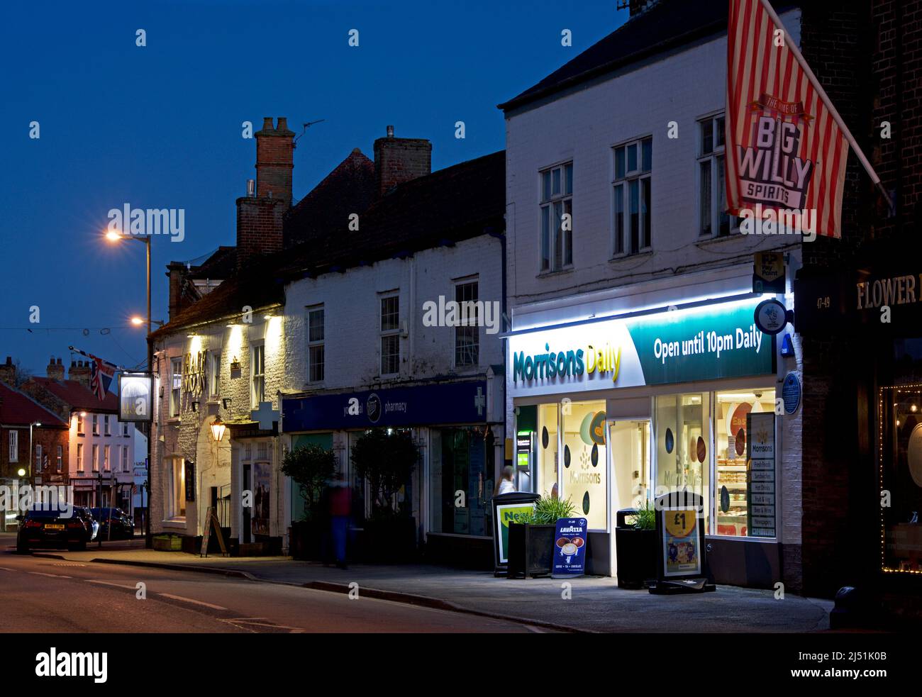 Morrisons Daily negozio in High Street, al tramonto, Market Weighton, East Yorkshire, Inghilterra Regno Unito Foto Stock