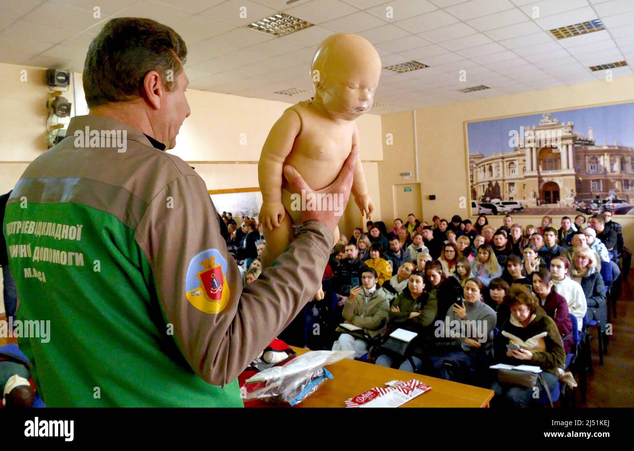 Non esclusiva: ODESA, UCRAINA - 13 APRILE 2022 - un istruttore tiene un manichino infantile durante una lezione gratuita sul pronto soccorso per l'esposizione chimica come Foto Stock