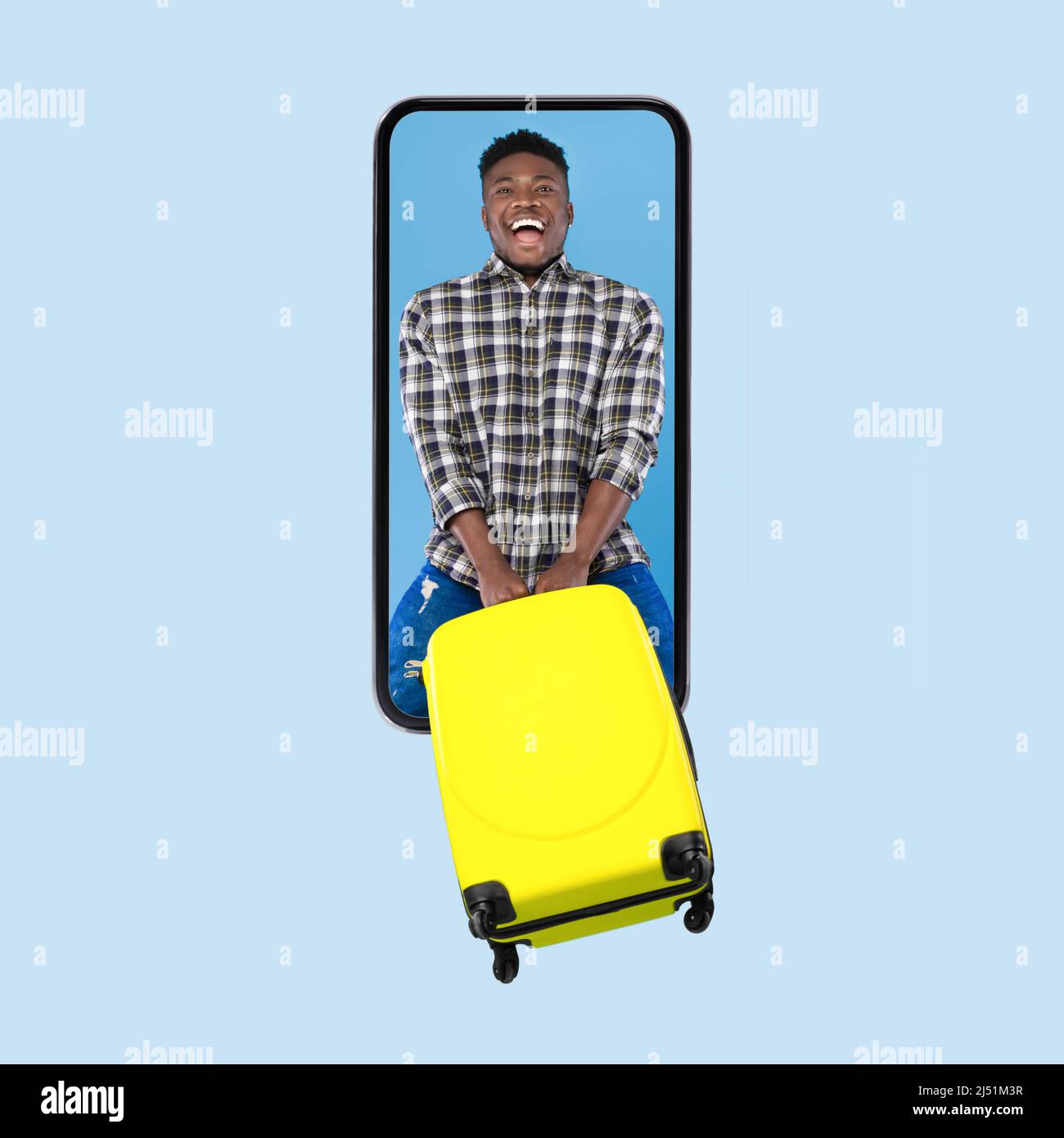 African Tourist Guy in smartphone Screen Holding Suitcase, sfondo blu Foto Stock