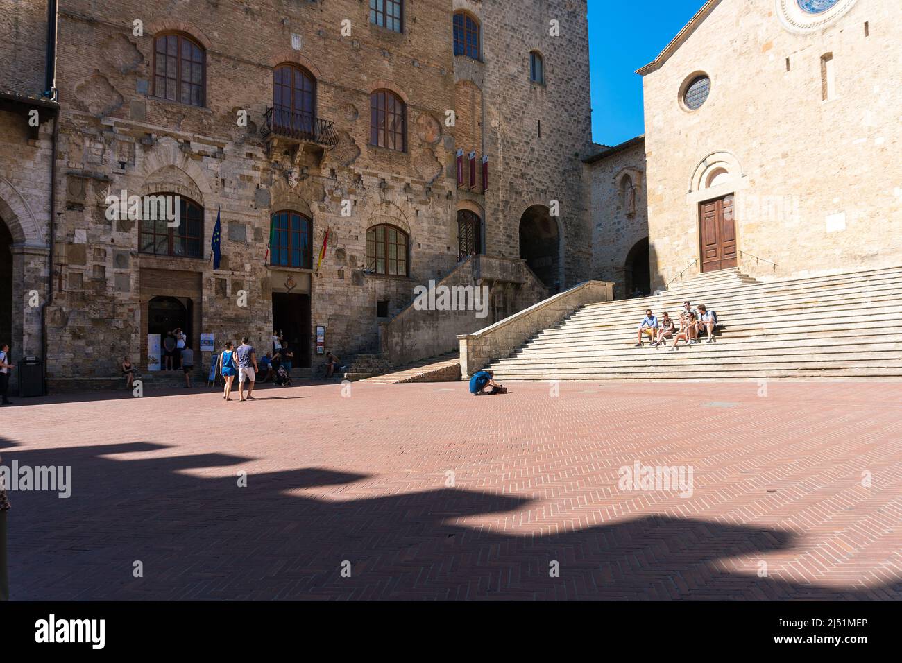 San Gimignano, Italia-agosto 8,2020:passeggiata a San Gimignano durante una giornata di sole. Foto Stock