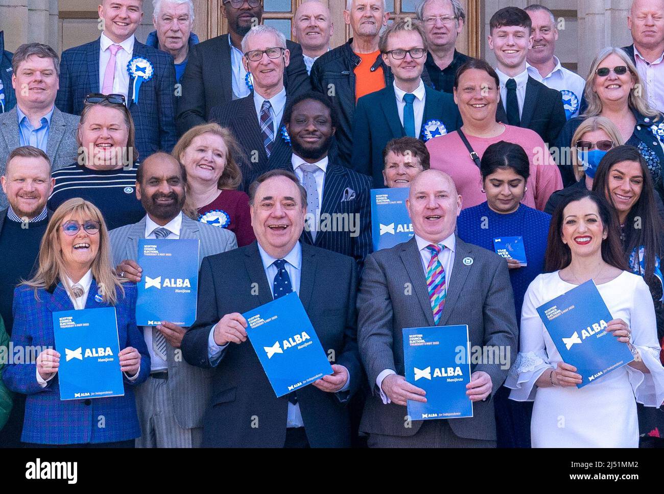 Il leader di Alba Alex Salmond con i candidati al partito al manifesto elettorale del governo locale del partito lancia alla Caird Hall, Dundee. Data foto: Martedì 19 aprile 2022. Foto Stock