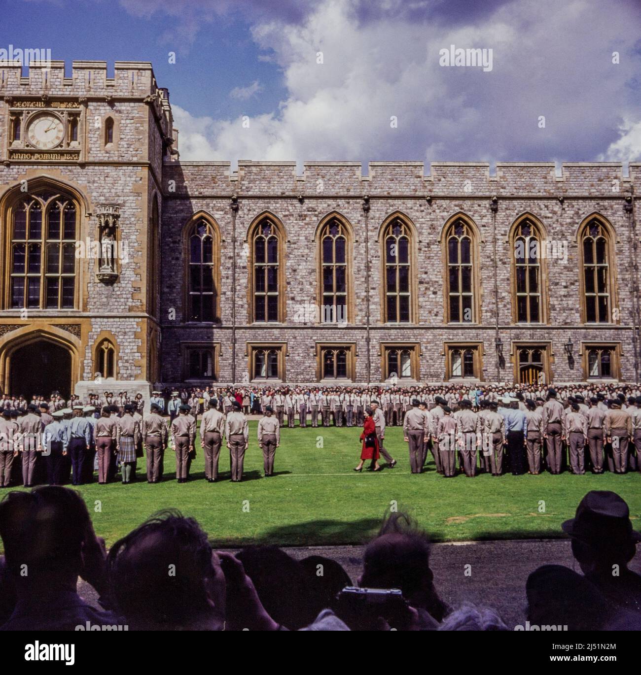 La visita della Principessa Margaret e del Capo Scout Sir William Gladstone al Castello di Windsor nel 1977. Presentavano scout con i loro Queen Scouts Awards. Foto Stock