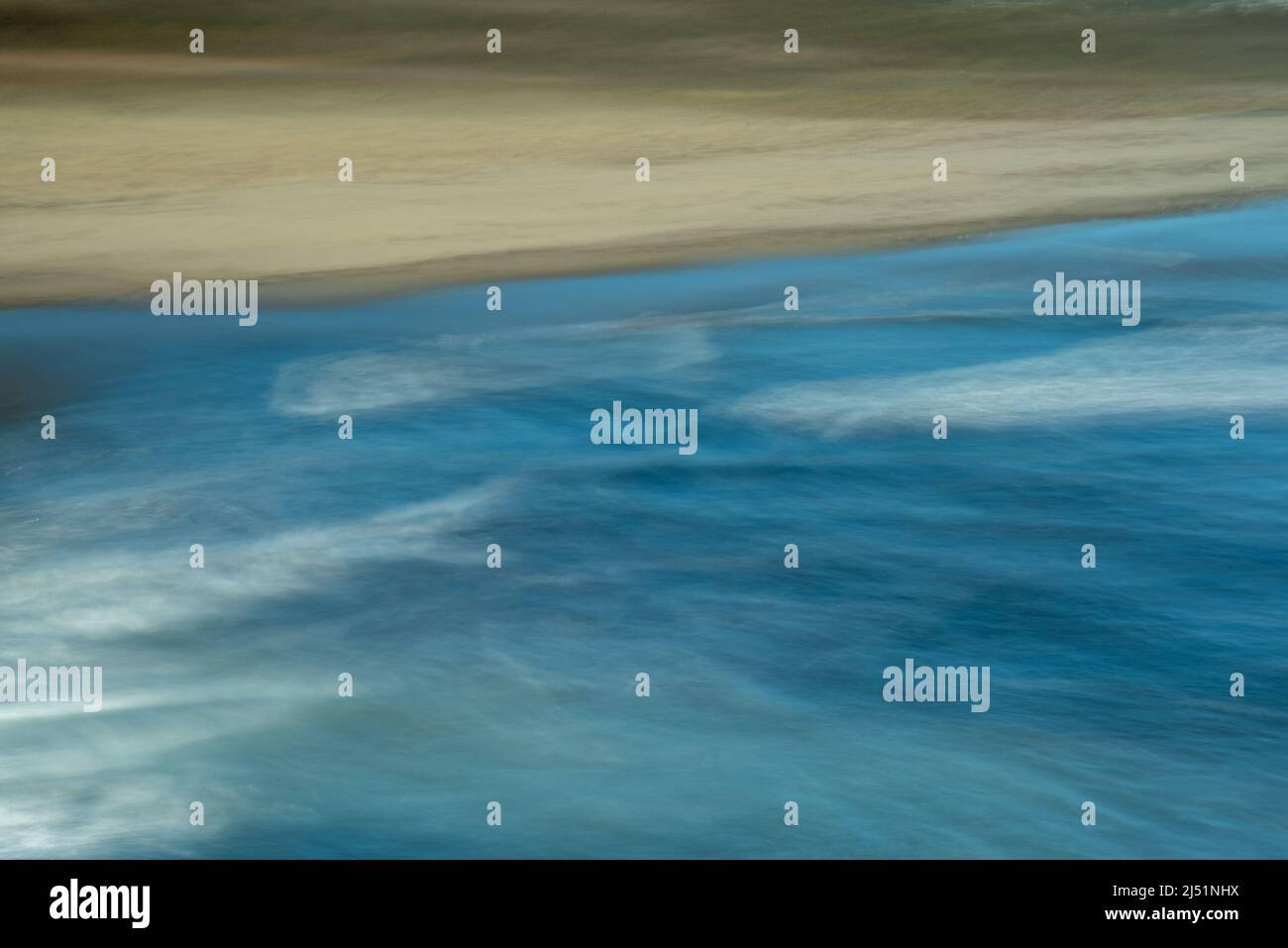 Rappresentazione impressionista dell'oceano e della spiaggia al Wilder Ranch state Park, California, USA, che presenta la spiaggia blu e sabbiosa dell'oceano Foto Stock