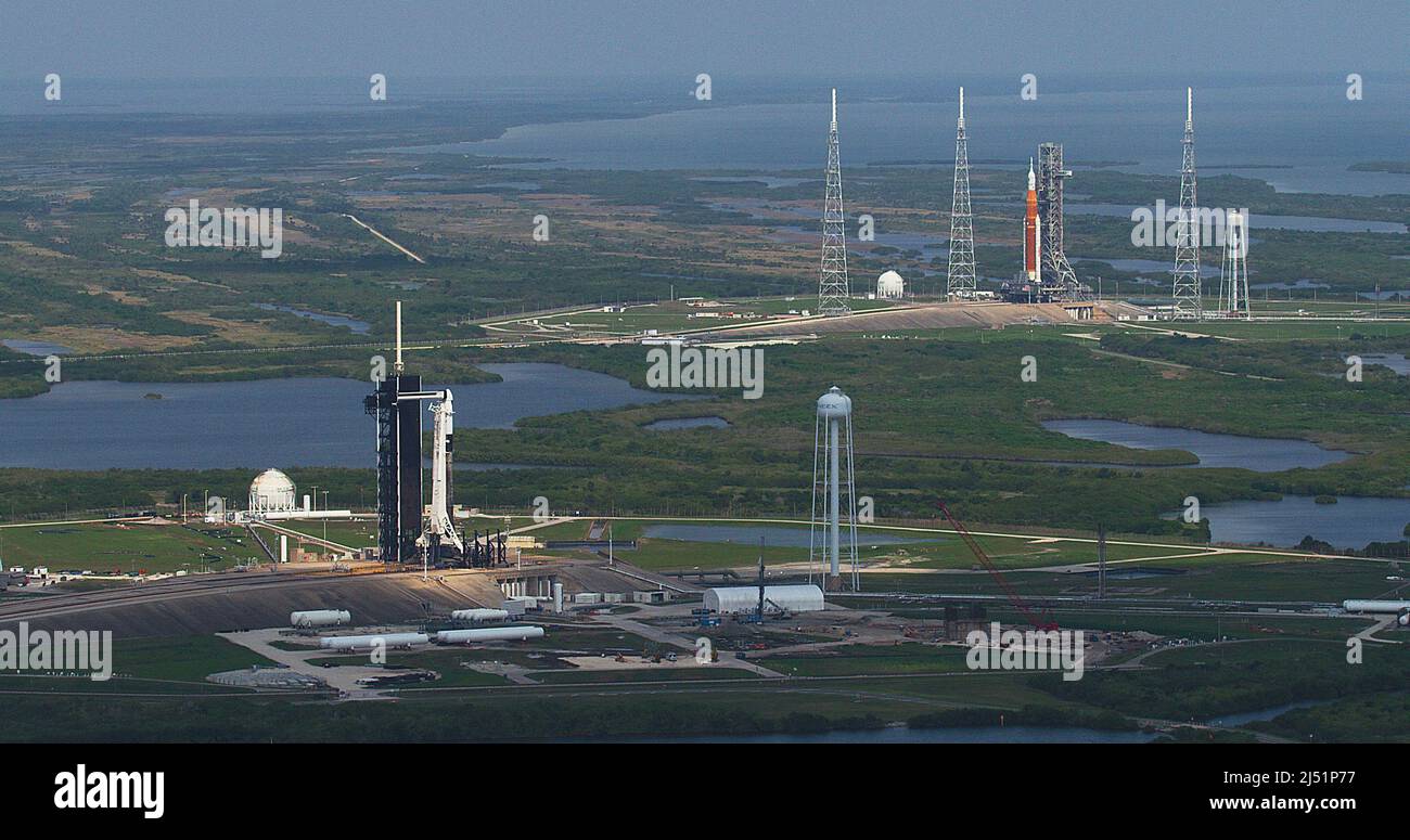 Axiom-1 di SpaceX è in primo piano su Launch Pad 39A con Artemis i della NASA in background su Launch Pad 39B il 6 aprile 2022. Questa è la prima volta che due tipi completamente diversi di razzi e di veicoli spaziali progettati per trasportare gli esseri umani sono sullo stesso tempo sorella pad— Ma non sarà l’ultimo dato che il Kennedy Space Center della NASA in Florida continua a crescere come uno spazio multiutente per lanciare razzi sia governativi che commerciali. Axiom-1 al pad 39A e Artemis i al pad 39B. Foto di Jamie Peer/NASA via CNP/ABACAPRESS.COM Foto Stock