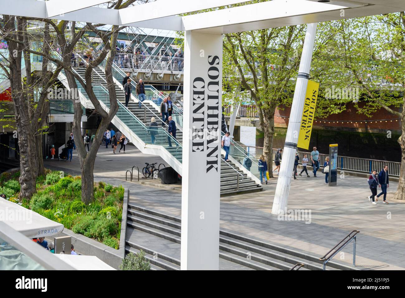 South Bank Center al punto di arrivo dalla stazione di Waterloo o dal Golden Jubilee Bridges, Londra, Regno Unito, aprile Foto Stock