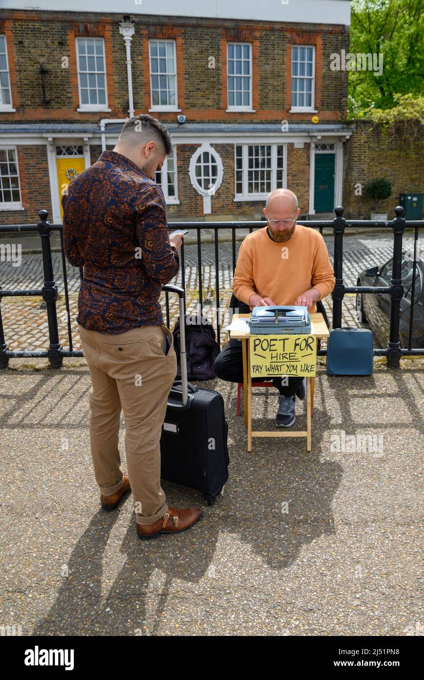 Poet for Hire, Street performer su South Bank, Londra, Regno Unito, aprile Foto Stock