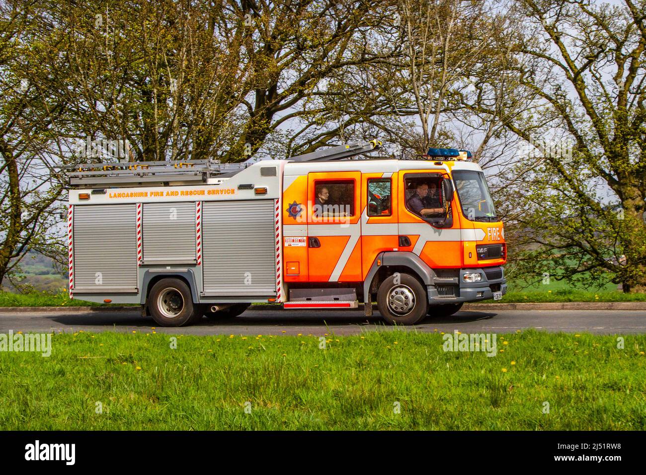 Lancashire Fire and Rescue Service fuoco motore arancione su chiamata con equipaggio; DaAF 2006 diesel 5880c cc risposta veicolo, Regno Unito Foto Stock