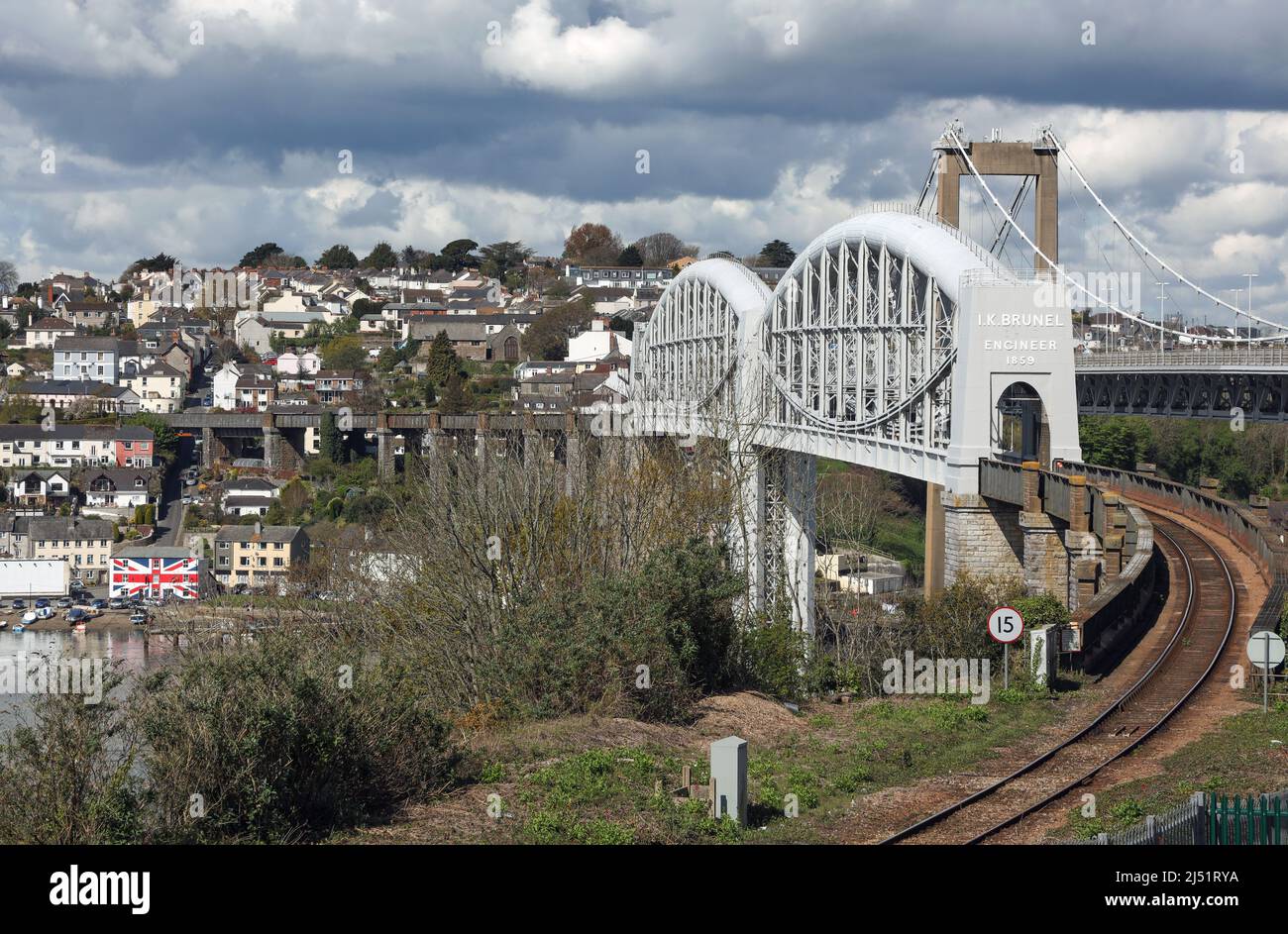 Il Royal Albert Bridge è un ponte ferroviario storico a binario singolo che collega Devon e Cornovaglia. Progettato da Isambard Kingdom Brunel è stato aperto nel 18 Foto Stock