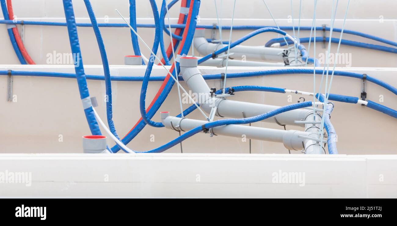 Cantiere olandese con sistema di tubazioni fognarie di nuova costruzione tra le pareti in cemento Foto Stock