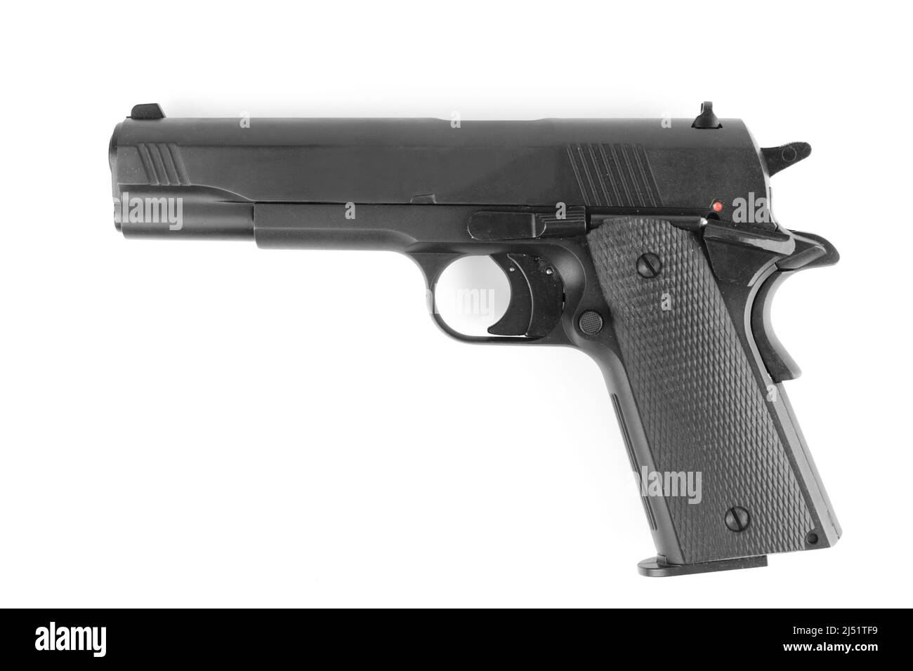 Pistola semiautomatica nera isolata su sfondo bianco Foto Stock