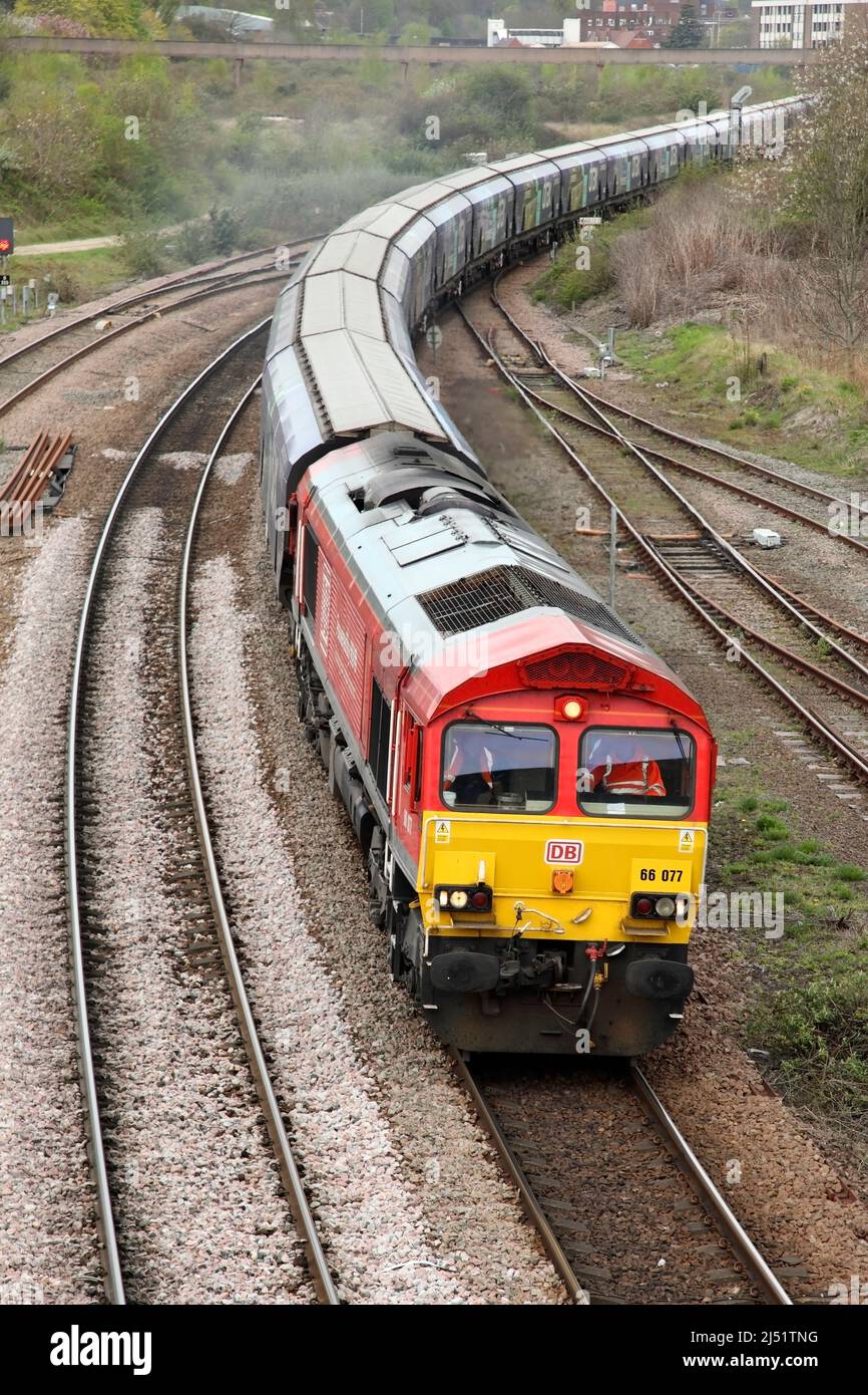 La classe DBS 66 loco 66077 trasporta la centrale elettrica Drax 1031 al servizio di biomassa Immingham attraverso Scunthorpe il 19/4/22. Foto Stock