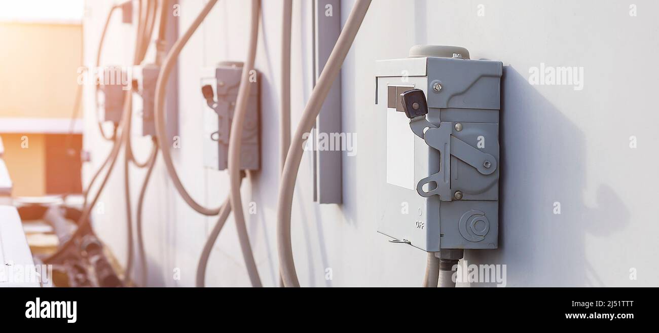 scatola interruttore di sicurezza elettrica su sfondo isolato.controllo commutazione elettrica principale. Foto Stock