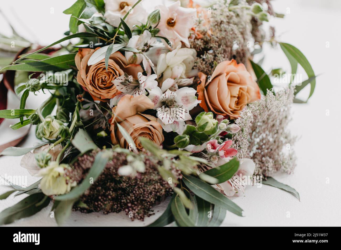 bouquet di nozze su sfondo bianco isolato Foto Stock