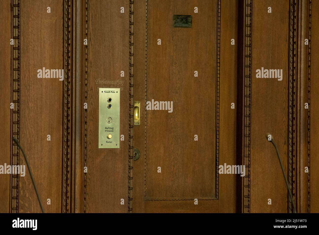 Ascensore nel tribunale di Norimberga 600, Memorium Norimberga Trials, Norimberga, Germania Foto Stock