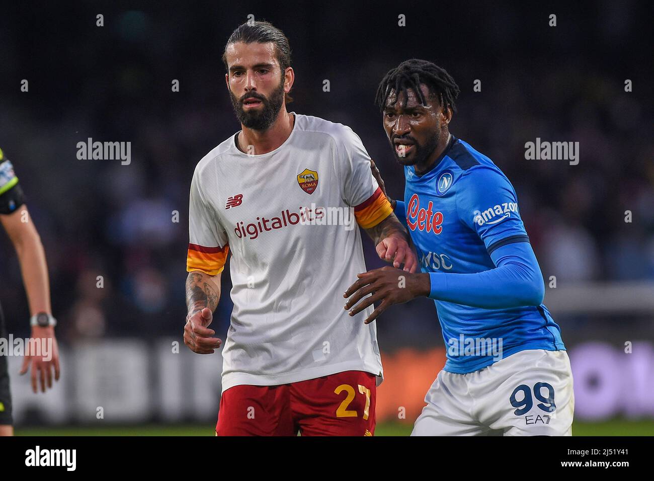 Sergio Oliveira di AS Roma e Andre Anguissa di SSC Napoli durante la Serie A match tra SSC Napoli e AS Roma allo Stadio Diego Armando Maradona Napoli Italia il 18 aprile 2022. (Foto Franco Romano) Foto Stock