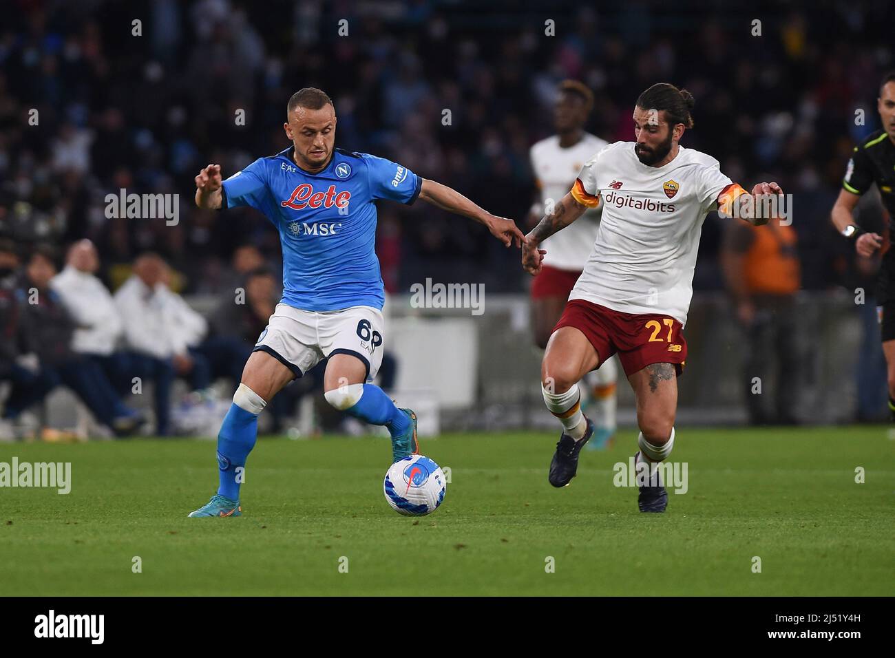 Sergio Oliveira di AS Roma compete per la palla con Stanislav Lobotka della SSC Napoli durante la Serie A match tra la SSC Napoli e AS Roma allo Stadio Diego Armando Maradona Napoli Italia il 18 aprile 2022. (Foto Franco Romano) Foto Stock