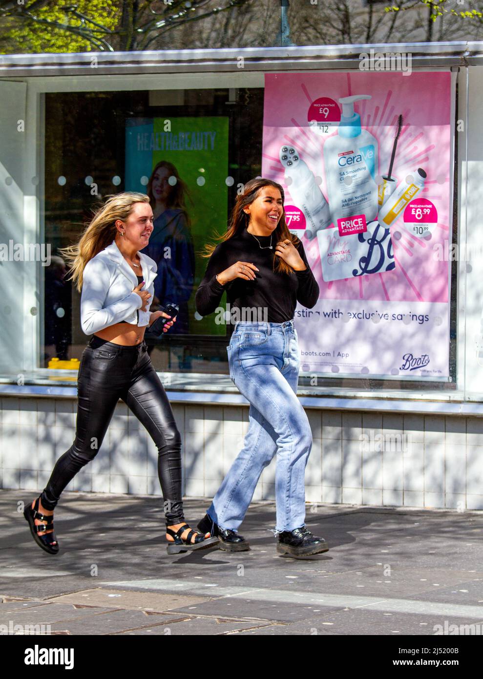 Dundee, Tayside, Scozia, Regno Unito. 19th Apr 2022. UK Meteo: Caldo sole di primavera con altipiani che raggiungono i 16°C nella Scozia nord-orientale. Le coperture facciali non sono più richieste sui mezzi di trasporto pubblico o nei negozi di High Street, e le cose stanno tornando alla normalità. I residenti di Dundee sono fuori e in centro città, approfittando del caldo clima primaverile e avendo un grande momento di socializzazione senza dover indossare maschere. Credit: Dundee Photographics/Alamy Live News Foto Stock